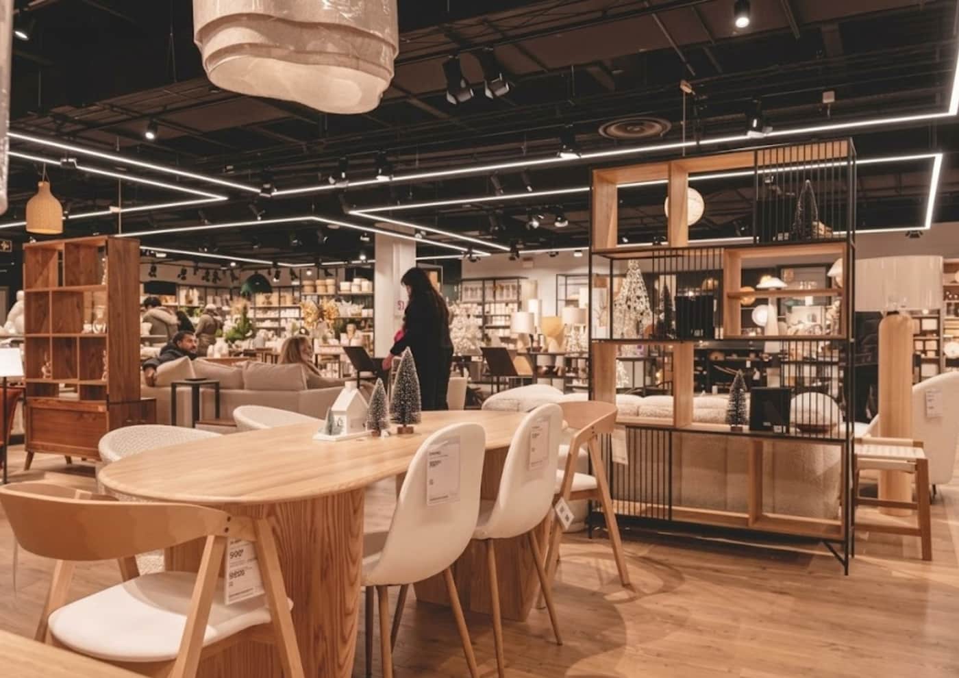 Lonsdale reinvents World Houses in shopping centers