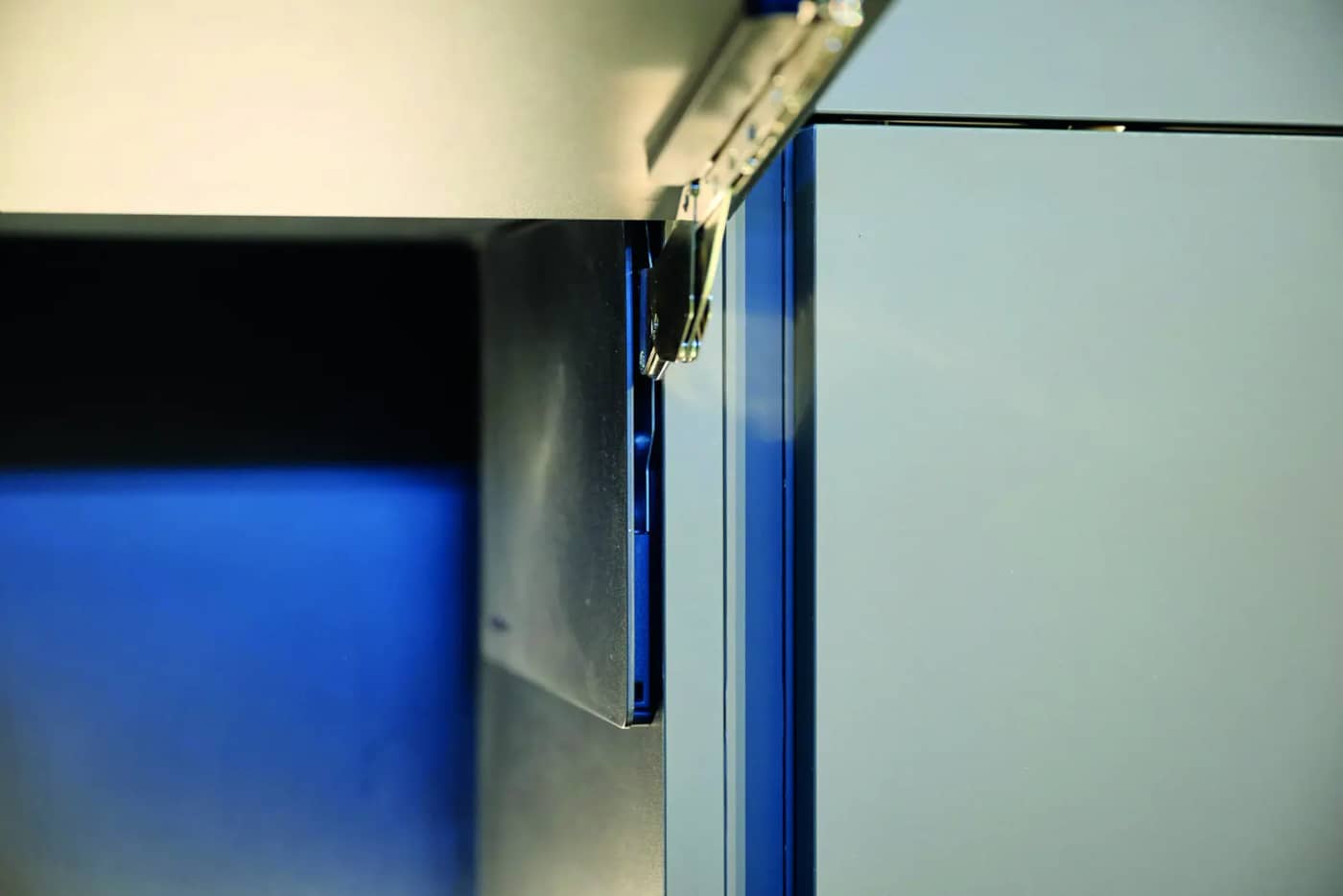 FREEslim flap, an ultra-slim fitting for lift-up doors
