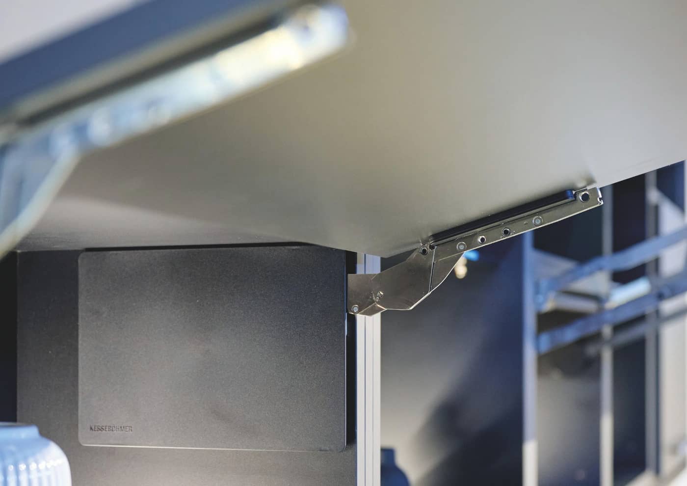 FREEslim flap, une ferrure ultra-fine pour portes relevables