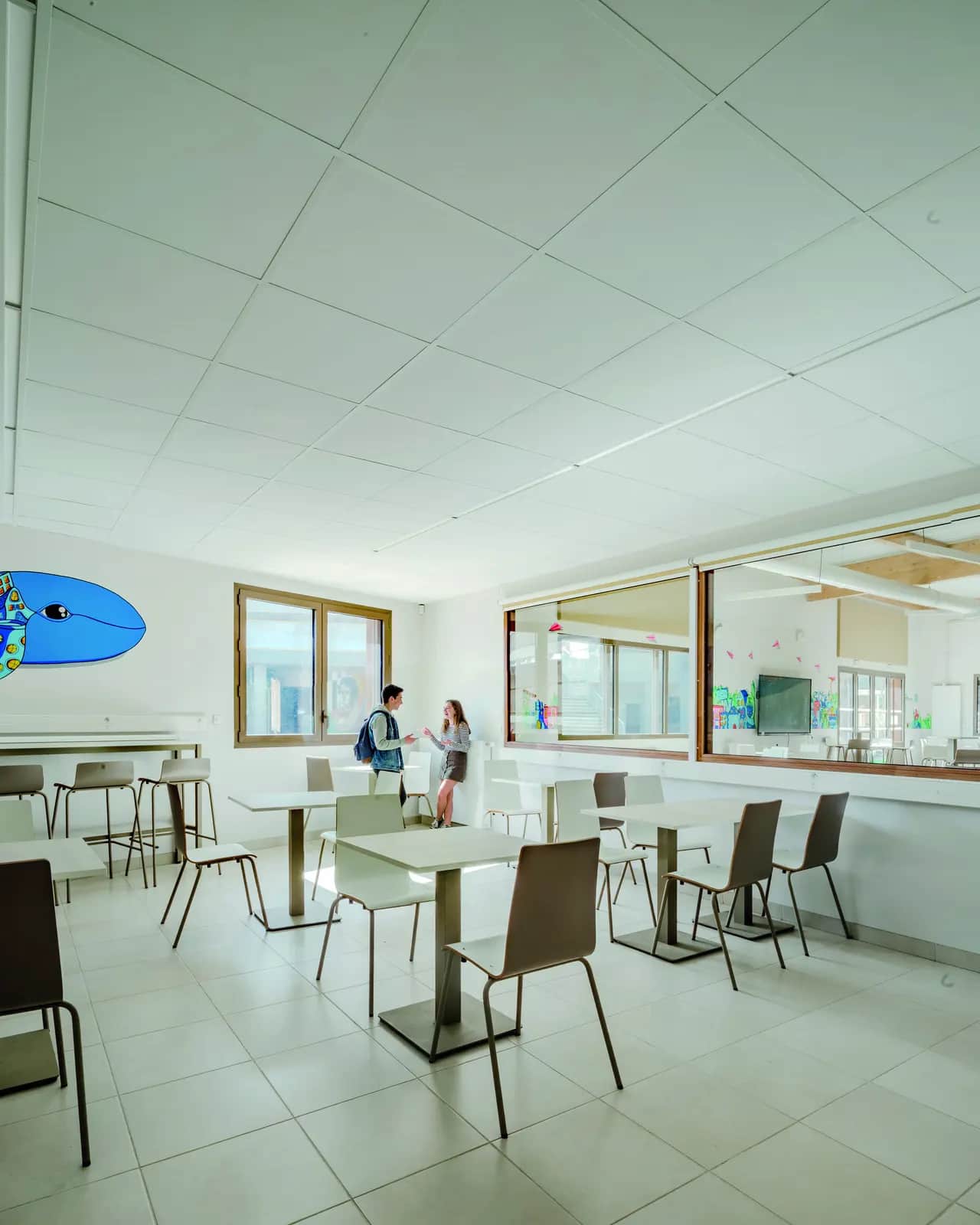 Lycée de Lattes : les plafonds acoustiques optimisent la luminosité