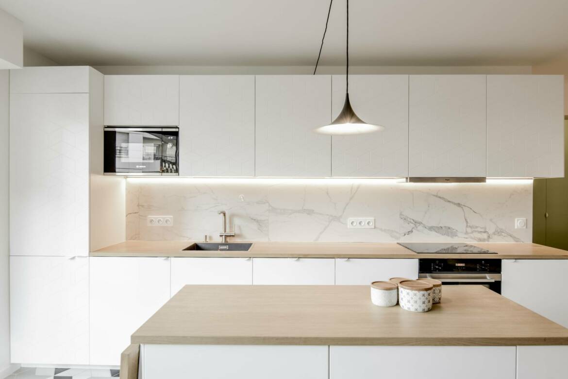 architecte-renovation-cuisine-credence-marbre-AREA-Studio-min-scaled.jpg